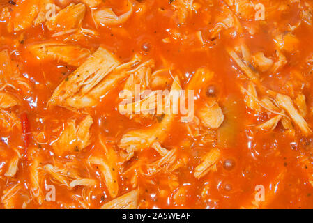 Faire bouillir les lanières de poulet en sauce tomate libre Banque D'Images