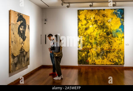 Les visiteurs. À gauche 'Principio'par Antoni Tapies'. À droite 'Amra inclinado'par Miquel Barceló. Musée Botero, Bogota, Colombie Banque D'Images