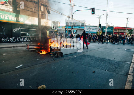 QUILPUÉ, CHILI - 20 octobre 2019 - Barricades lors de manifestations du mouvement 'Esquive' contre le gouvernement de Sebastian Piñera Banque D'Images