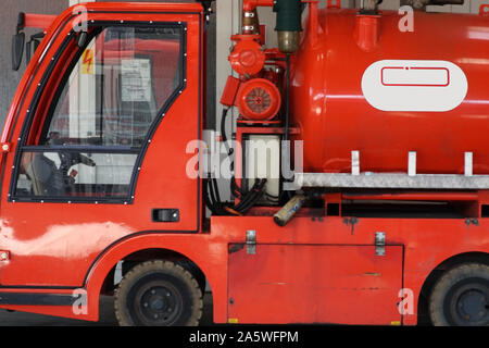 Le gros plan de la corps rouge et le réservoir d'eau d'un camion d'incendie ou d'un petit camion d'incendie. Banque D'Images