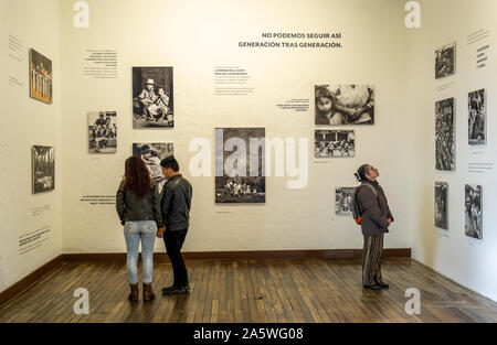 Exposition du photographe Jesús Abad Colorado. Cloître de San Agustin, Bogota, Colombie Banque D'Images