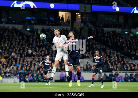 Londres, Royaume-Uni. 22 octobre, 2019. Tomane de l'étoile rouge de Belgrade et Jan Vertonghen de Tottenham Hotspur lors de la phase de groupes de la Ligue des Champions match entre Tottenham Hotspur et l'étoile rouge de Belgrade à Tottenham Hotspur Stadium, Londres, Angleterre le 22 octobre 2019. Photo par Carlton Myrie. Usage éditorial uniquement, licence requise pour un usage commercial. Aucune utilisation de pari, de jeux ou d'un seul club/ligue/dvd publications. Credit : UK Sports Photos Ltd/Alamy Live News Banque D'Images