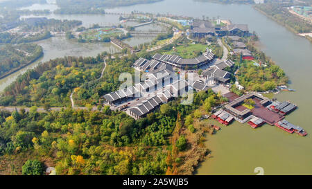 Xuzhou, Jiangsu, Chine. 23 Oct, 2019. Jiangsu, Chine-photo aérienne prise le 20 octobre 2019 montre les belles couleurs d'automne d'Pananhu parc national des zones humides à Xuzhou, Jiangsu province de Chine orientale's.Comme le premier parc de zones humides pour la restauration écologique de la zone d'affaissement des mines de charbon en Chine, 'Pan un parc national des zones humides du lac était jadis l'un des plus grands et plus graves affaissements miniers de charbon dans la région Shanghai. Crédit : SIPA Asie/ZUMA/Alamy Fil Live News Banque D'Images