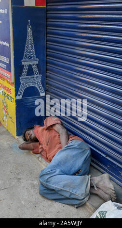 PONDICHERRY/Inde 22 FÉVRIER 2018:homme sans foyer qui peut accueillir un en face d'une boutique de la porte dans les rues de Pondichéry. Banque D'Images