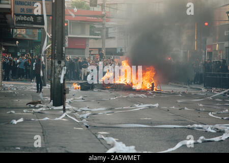 QUILPUÉ, CHILI - 20 octobre 2019 - Barricades lors de manifestations du mouvement 'Esquive' contre le gouvernement de Sebastian Piñera Banque D'Images