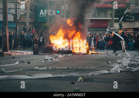 QUILPUÉ, CHILI - 20 octobre 2019 - Barricades lors de manifestations du mouvement 'Esquive' contre le gouvernement de Sebastian Piñera Banque D'Images