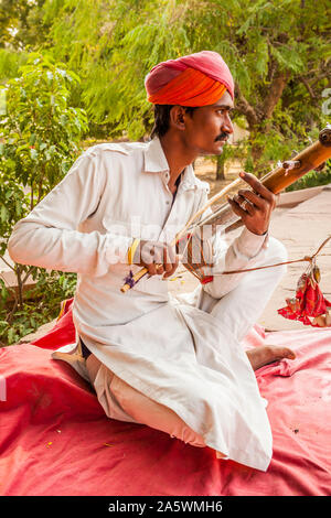 Un homme jouant un instrument traditionnel appelé erhu à Jodhpur, Rajasthan, Inde. Banque D'Images