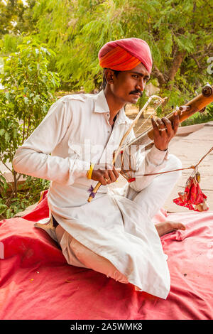Un homme jouant un instrument traditionnel appelé erhu à Jodhpur, Rajasthan, Inde. Banque D'Images