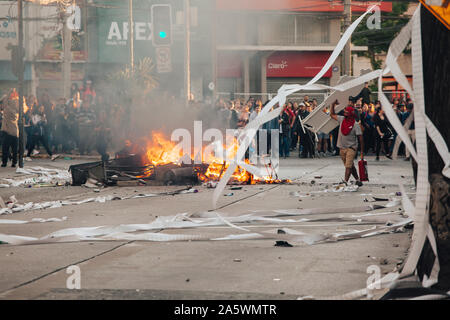 QUILPUÉ, CHILI - 20 octobre 2019 - Barricades lors de manifestations du mouvement 'Esquive' contre le gouvernement de Sebastian Piñera Banque D'Images