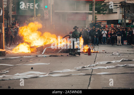 QUILPUÉ, CHILI - 20 octobre 2019 - Barricades lors de manifestations du mouvement 'Esquive' contre le gouvernement de Sebastian Piñera Banque D'Images