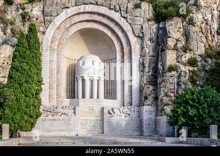 Le Monument aux Morts, au pied de la colline du Château est un monument dédié aux citoyens de Nice qui sont morts pendant la Première Guerre mondiale. Banque D'Images