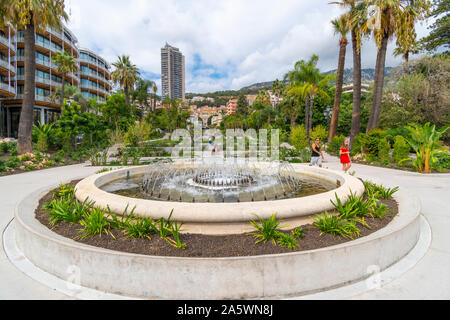 Les jardins paysagers, en pente et de l'eau Casino fontaine conçu par Adouard Andre, avec la ville derrière à Monte Carlo, Monaco. Banque D'Images