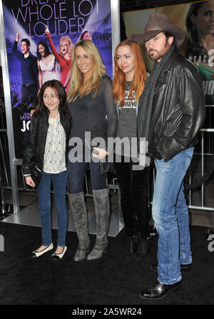 LOS ANGELES, CA. 09 janvier 2012 : Billy Ray Cyrus & femme Leticia Cyrus, fille Brandi Cyrus & fils Noah Cyrus lors de la première mondiale de "Joie" au Grauman's Chinese Theatre, à Hollywood. © 2012 Paul Smith / Featureflash Banque D'Images