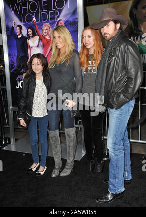 LOS ANGELES, CA. 09 janvier 2012 : Billy Ray Cyrus & femme Leticia Cyrus, fille Brandi Cyrus & fils Noah Cyrus lors de la première mondiale de "Joie" au Grauman's Chinese Theatre, à Hollywood. © 2012 Paul Smith / Featureflash Banque D'Images