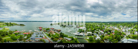 Panorama de l'antenne du chantier et le phare à St Michaels Harbour dans la baie de Chesapeake dans le Maryland Banque D'Images