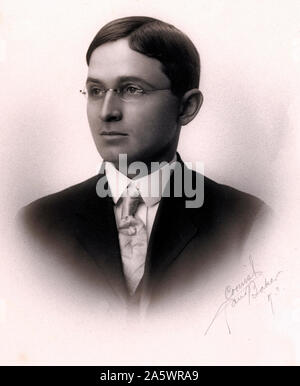 Portrait du président Harry S. Truman en jeune homme, autour de l'âge de 24 ans. C'est un profil de trois-quarts tourné, et il porte un costume et une cravate. Banque D'Images