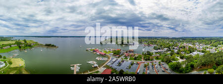 Panorama de l'antenne du chantier et le phare à St Michaels Harbour dans la baie de Chesapeake dans le Maryland Banque D'Images