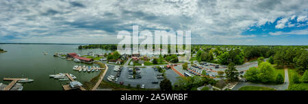 Panorama de l'antenne du chantier et le phare à St Michaels Harbour dans la baie de Chesapeake dans le Maryland Banque D'Images