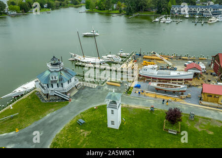 Panorama de l'antenne du chantier et le phare à St Michaels Harbour dans la baie de Chesapeake dans le Maryland Banque D'Images