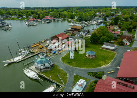 Panorama de l'antenne du chantier et le phare à St Michaels Harbour dans la baie de Chesapeake dans le Maryland Banque D'Images