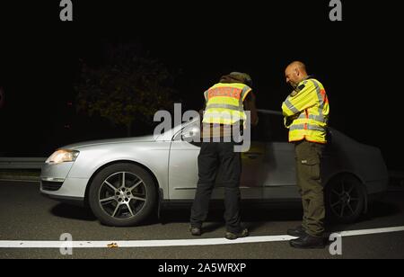 13 octobre 2019, la Bavière, Wernberg-Köblitz : la marijuana saisie peut être vu à un poste de contrôle de la police sur l'A93. Photo : Nicolas Armer/dpa Banque D'Images