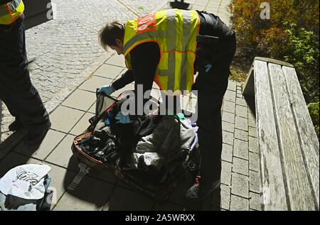 13 octobre 2019, la Bavière, Wernberg-Köblitz : un agent de police recherche un sac de voyage à un poste de contrôle de la police sur l'A93. Photo : Nicolas Armer/dpa Banque D'Images