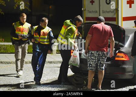 13 octobre 2019, la Bavière, Wernberg-Köblitz : Plusieurs policiers recherchez le coffre d'une voiture à un poste de contrôle de la police sur l'A93. Photo : Nicolas Armer/dpa Banque D'Images