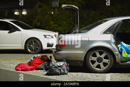 13 octobre 2019, la Bavière, Wernberg-Köblitz : Le policier Alexander Koch détourne les voitures à un poste de contrôle de la police sur l'A93. Photo : Nicolas Armer/dpa Banque D'Images