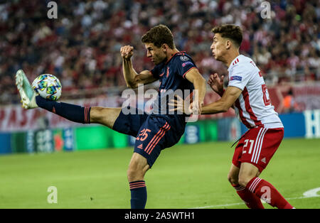 Le Pirée, Grèce. 22 octobre, 2019. L'Olympiacos' Kostas Tsimikas (R) rivalise avec le FC Bayern Munich, Thomas Muller lors d'un match du groupe B de la Ligue des Champions 2019-2020 entre l'Olympiacos et le FC Bayern Munich au Pirée, Grèce, le 22 octobre 2019. Credit : Panagiotis Moschandreou/Xinhua/Alamy Live News Banque D'Images