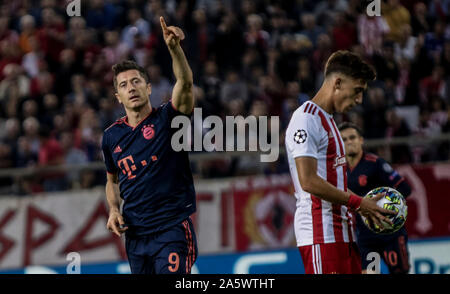 Le Pirée, Grèce. 22 octobre, 2019. FC Bayern Munich's Robert Lewandowski (L) célèbre après avoir marqué lors d'un match du groupe B de la Ligue des Champions 2019-2020 entre l'Olympiacos et le FC Bayern Munich au Pirée, Grèce, le 22 octobre 2019. Credit : Panagiotis Moschandreou/Xinhua/Alamy Live News Banque D'Images