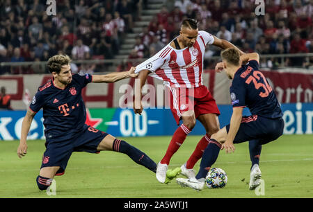 Le Pirée, Grèce. 22 octobre, 2019. L'Olympiacos' Youssef El Arabi (C) rivalise avec le FC Bayern Munich's Javi Martinez (L) au cours d'un match du groupe B de la Ligue des Champions 2019-2020 entre l'Olympiacos et le FC Bayern Munich au Pirée, Grèce, le 22 octobre 2019. Credit : Panagiotis Moschandreou/Xinhua/Alamy Live News Banque D'Images