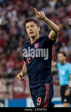 Le Pirée, Grèce. 22 octobre, 2019. FC Bayern Munich's Robert Lewandowski célèbre après avoir marqué lors d'un match du groupe B de la Ligue des Champions 2019-2020 entre l'Olympiacos et le FC Bayern Munich au Pirée, Grèce, le 22 octobre 2019. Credit : Panagiotis Moschandreou/Xinhua/Alamy Live News Banque D'Images