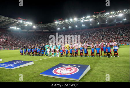 Le Pirée, Grèce. 22 octobre, 2019. Les joueurs de l'Olympiacos et le FC Bayern Munich aligner avant un match du groupe B de la Ligue des Champions 2019-2020 entre l'Olympiacos et le FC Bayern Munich au Pirée, Grèce, le 22 octobre 2019. Credit : Panagiotis Moschandreou/Xinhua/Alamy Live News Banque D'Images