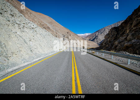 Une route traversant la vallée de Pisco Elqui, Coquimbo, Chili. Banque D'Images