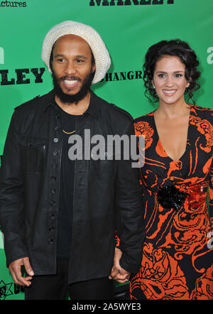 LOS ANGELES, CA. 17 avril 2012 : Ziggy Marley & femme Orly Agai au Los Angeles première de Marley au Cinerama Dome, Hollywood. © 2012 Paul Smith / Featureflash Banque D'Images