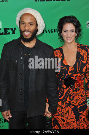 LOS ANGELES, CA. 17 avril 2012 : Ziggy Marley & femme Orly Agai au Los Angeles première de Marley au Cinerama Dome, Hollywood. © 2012 Paul Smith / Featureflash Banque D'Images