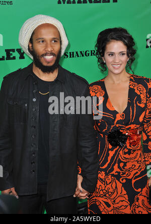 LOS ANGELES, CA. 17 avril 2012 : Ziggy Marley & femme Orly Agai au Los Angeles première de Marley au Cinerama Dome, Hollywood. © 2012 Paul Smith / Featureflash Banque D'Images
