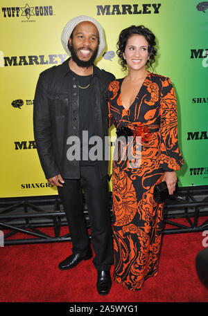 LOS ANGELES, CA. 17 avril 2012 : Ziggy Marley & femme Orly Agai au Los Angeles première de Marley au Cinerama Dome, Hollywood. © 2012 Paul Smith / Featureflash Banque D'Images