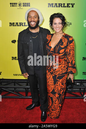 LOS ANGELES, CA. 17 avril 2012 : Ziggy Marley & femme Orly Agai au Los Angeles première de Marley au Cinerama Dome, Hollywood. © 2012 Paul Smith / Featureflash Banque D'Images