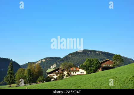 09/16/2019, dans la partie supérieure en face de l''Allgäu les Alpes bavaroises en Allemagne, près de Fischen im Allgäu, une ferme isolée contre un arrière-plan de collines est accueilli Banque D'Images