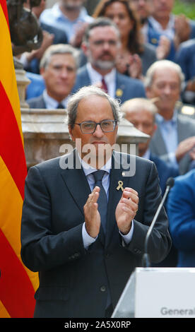 Le président catalan Quim Torra gestes lors d'un discours à Generalitat à Barcelone Banque D'Images