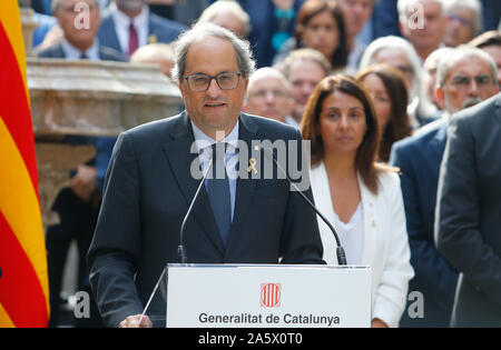 Le président catalan Quim Torra gestes lors d'un discours à Generalitat à Barcelone Banque D'Images