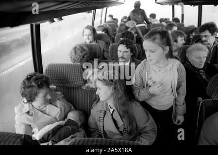 Les troubles des années 1980 Derry Londonderry en Irlande du Nord 1983. Les familles catholiques sur coach pour rendre visite à leurs proches en détention provisoire et sont emprisonnés dans la prison prison Crumlin Road Belfast 80s UK HOMER SYKES Banque D'Images