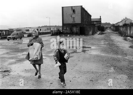 L'Irlande du Nord Londonderry Derry le Creggan catholique Estate. 1983 Les troubles des années 80, les gens la vie quotidienne shopping. UK HOMER SYKES Banque D'Images