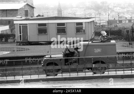 Les troubles des années 1980, l'Irlande du Nord Londonderry Derry 1983 soldats britanniques en patrouille en véhicule blindé 80s HOMER SYKES Banque D'Images