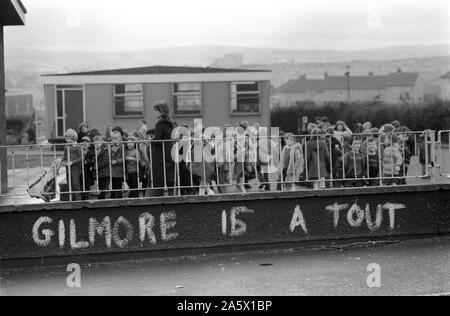 Raymond Gilmour supergrass et graffiti informel sur le mur de l'école Derry Londonderry 1983. Le domaine de Creggan Irlande du Nord les troubles, années 1980 HOMER SYKES Banque D'Images