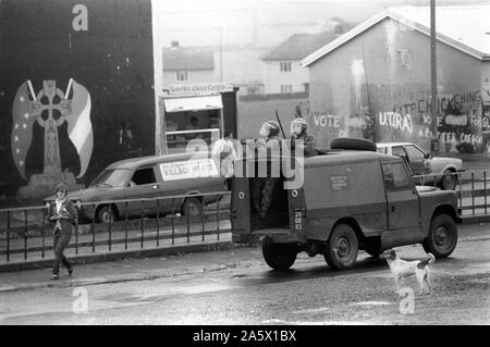 Les troubles des années 1980 troupes britanniques Derry Irlande du Nord Londonderry 1983 soldats britanniques en patrouille dans un véhicule blindé des années 80 HOMER SYKES Banque D'Images