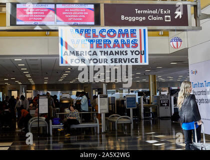 Arlington, VA, USA - 21 septembre 2019 : Inscrivez-vous à Ronald Reagan National Airlines terminal pour honorer les anciens combattants de la DEUXIÈME GUERRE MONDIALE L'arrivée Banque D'Images