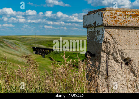 Pilier de l'historique pont de béton dans Scotsguard, SK avec un chemin de fer en bois tressle en arrière-plan Banque D'Images