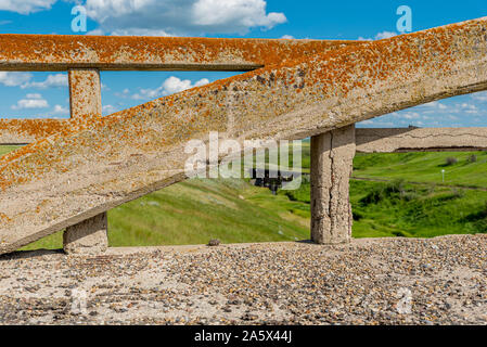 Couverts de lichen arch à partir de ce pont en béton dans Scotsguard, SK avec un tressle ferroviaire historique dans l'arrière-plan Banque D'Images